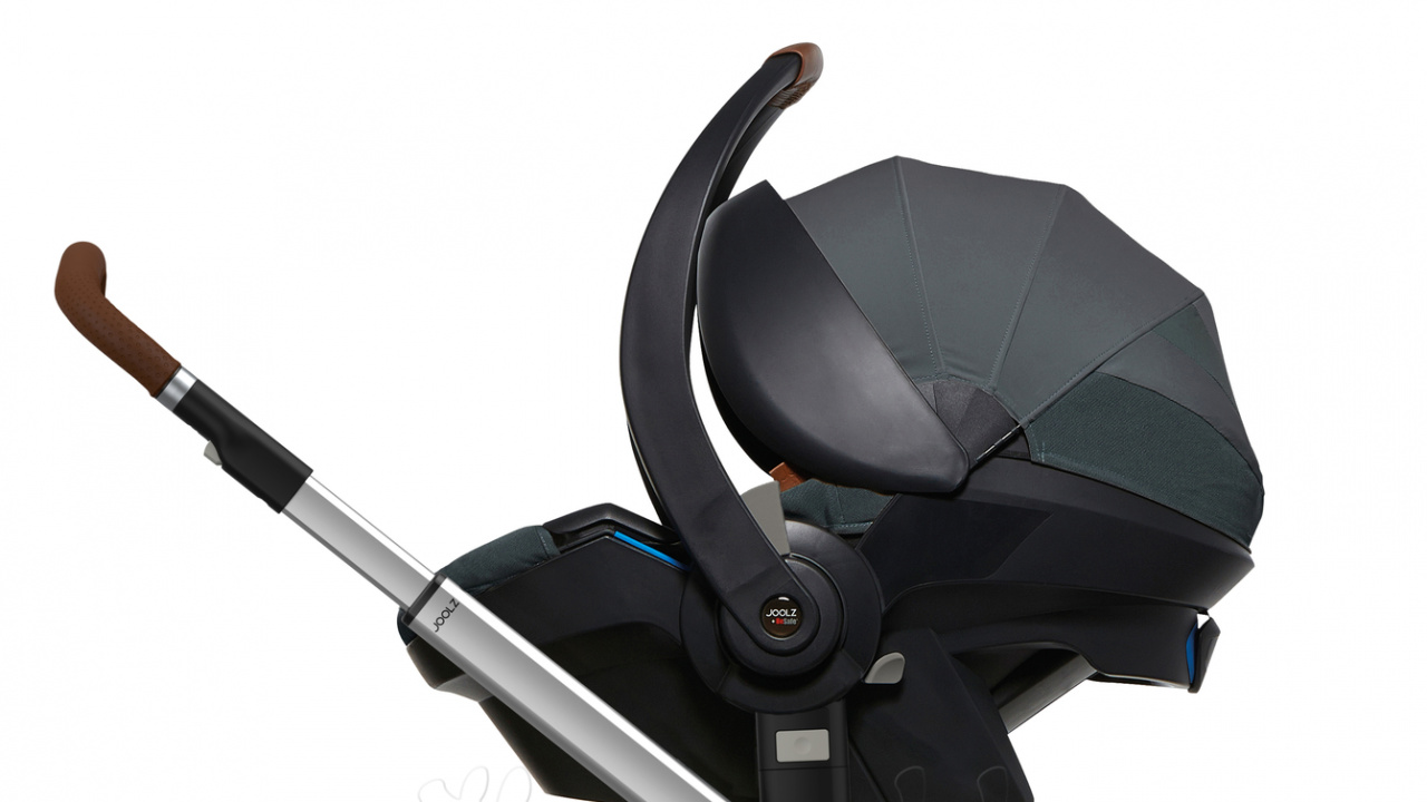 Poussette Noire et Rouge Avec Parapluie. Wallpaper in 1280x720 Resolution