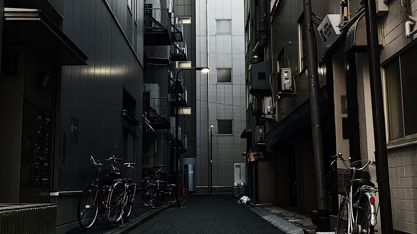 Bicicleta Negra Estacionada en la Acera Durante el Día. Wallpaper in 1366x768 Resolution