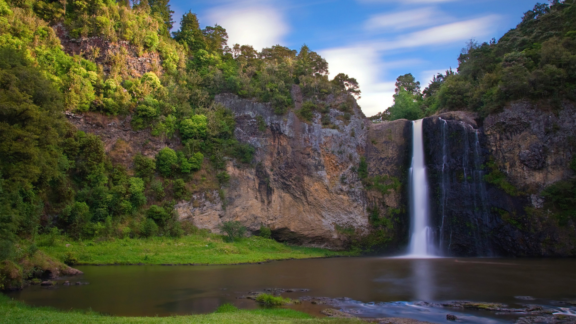 Cascadas en la Montaña Rocosa Marrón Bajo un Cielo Azul Durante el Día. Wallpaper in 1920x1080 Resolution
