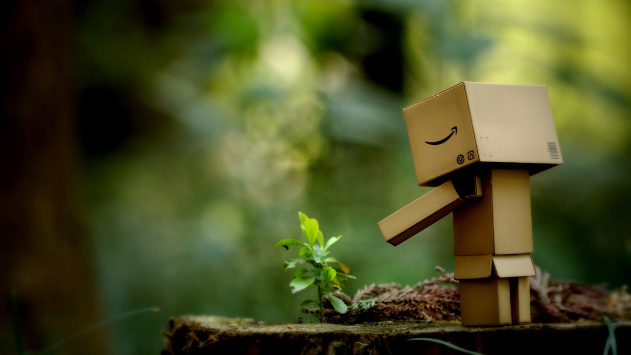Brown Cardboard Box Robot on Brown Wooden Log. Wallpaper in 1280x720 Resolution