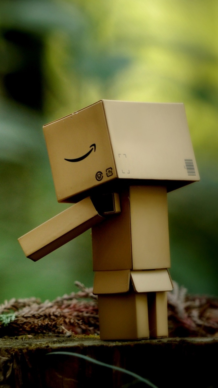 Robot de Caja de Cartón Marrón Sobre Tronco de Madera Marrón. Wallpaper in 720x1280 Resolution