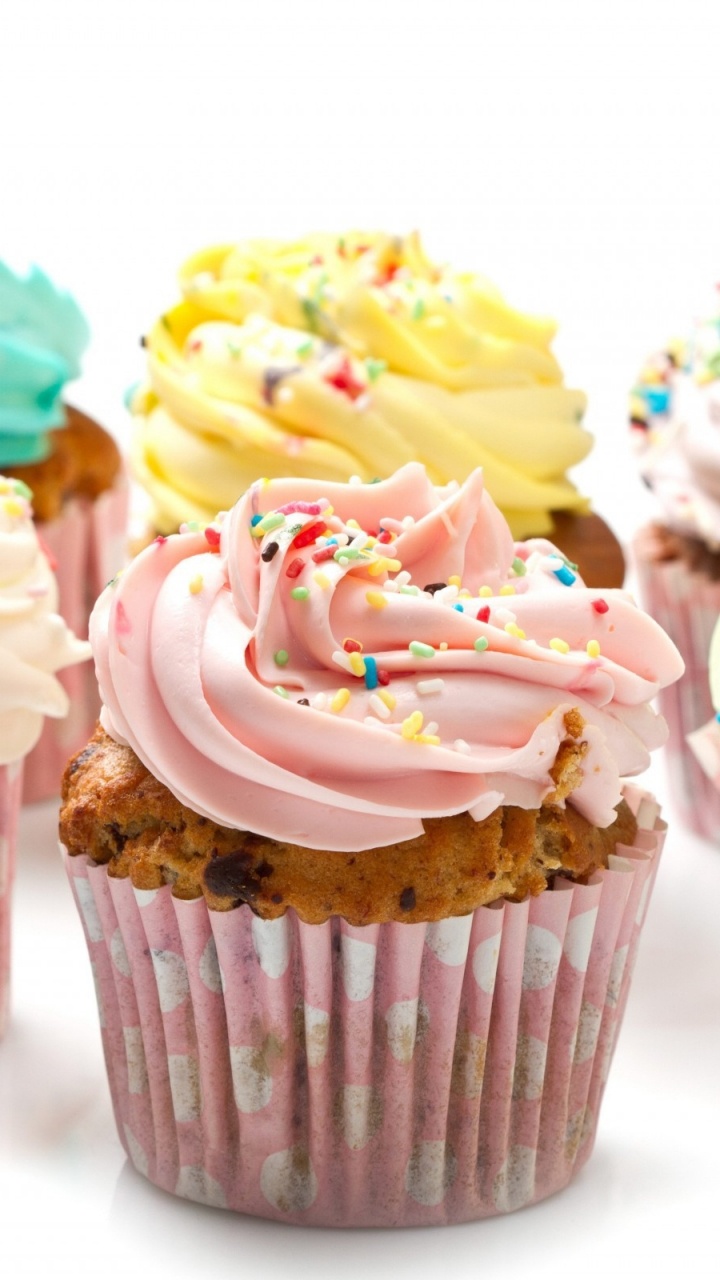 Cupcakes Mit Gelb-rosa Und Grünem Zuckerguss Oben Drauf. Wallpaper in 720x1280 Resolution