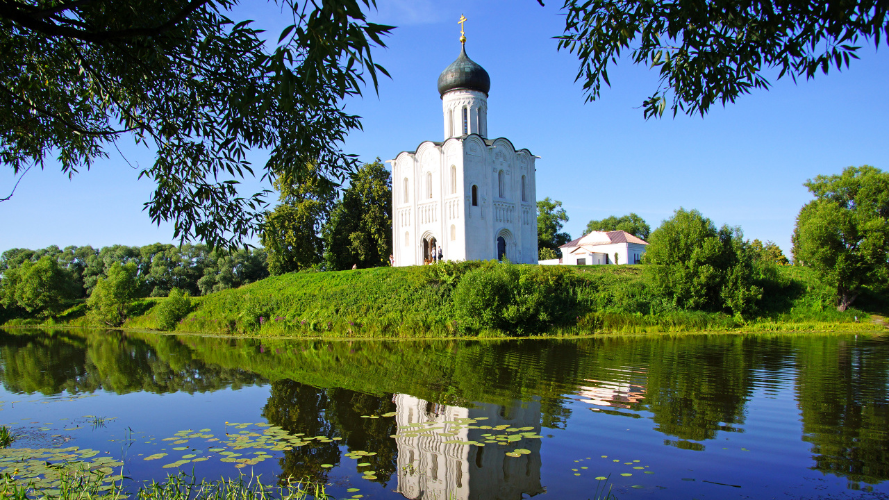 Edificio de Hormigón Blanco y Marrón Cerca Del Cuerpo de Agua Durante el Día. Wallpaper in 1280x720 Resolution
