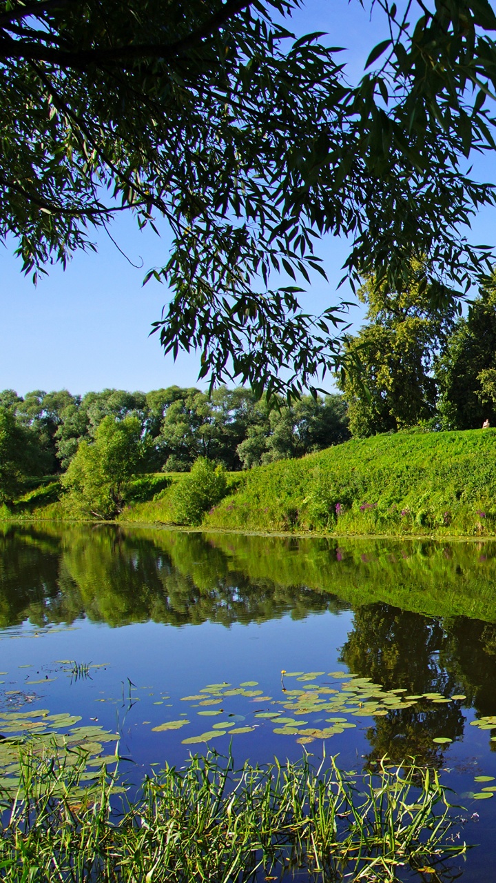 Edificio de Hormigón Blanco y Marrón Cerca Del Cuerpo de Agua Durante el Día. Wallpaper in 720x1280 Resolution