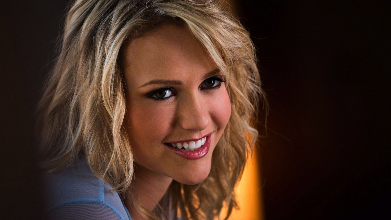 Hair, Blond, Hairstyle, Eyebrow, Beauty. Wallpaper in 1366x768 Resolution