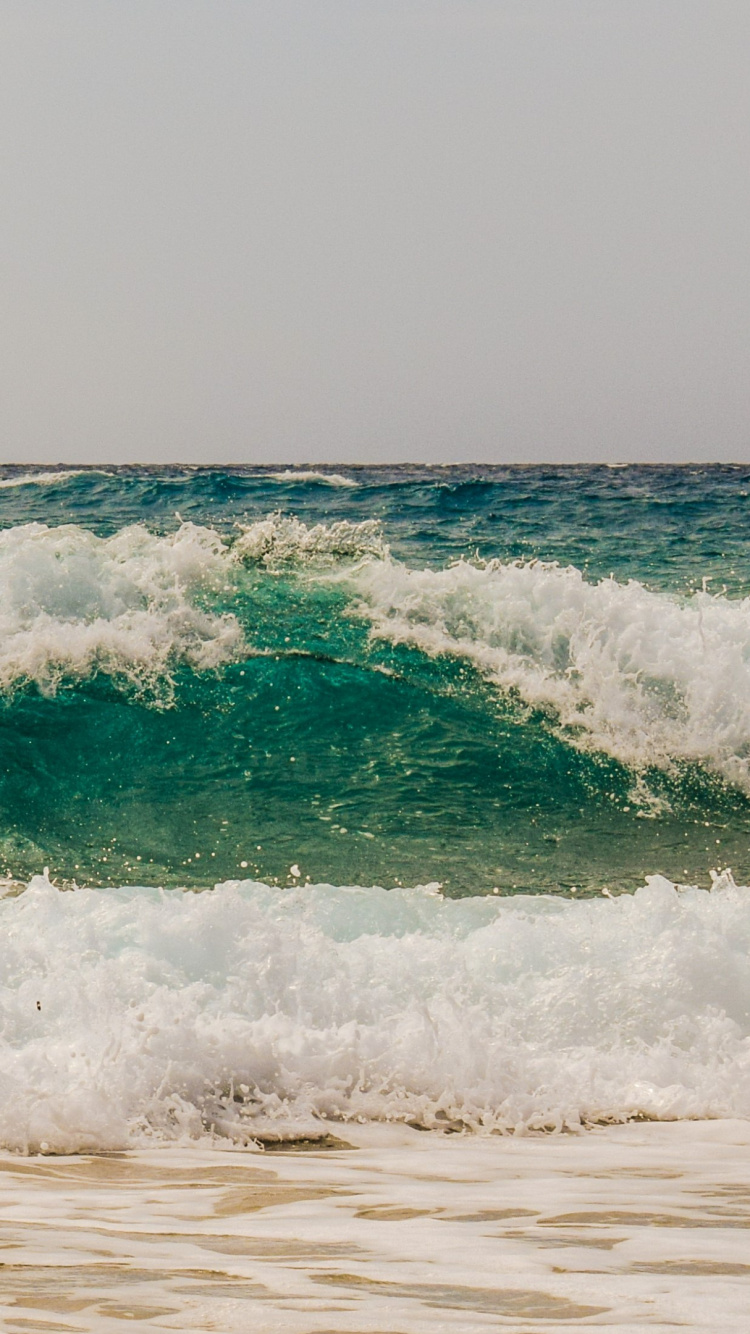 Olas Del Océano Rompiendo en la Orilla Durante el Día. Wallpaper in 750x1334 Resolution