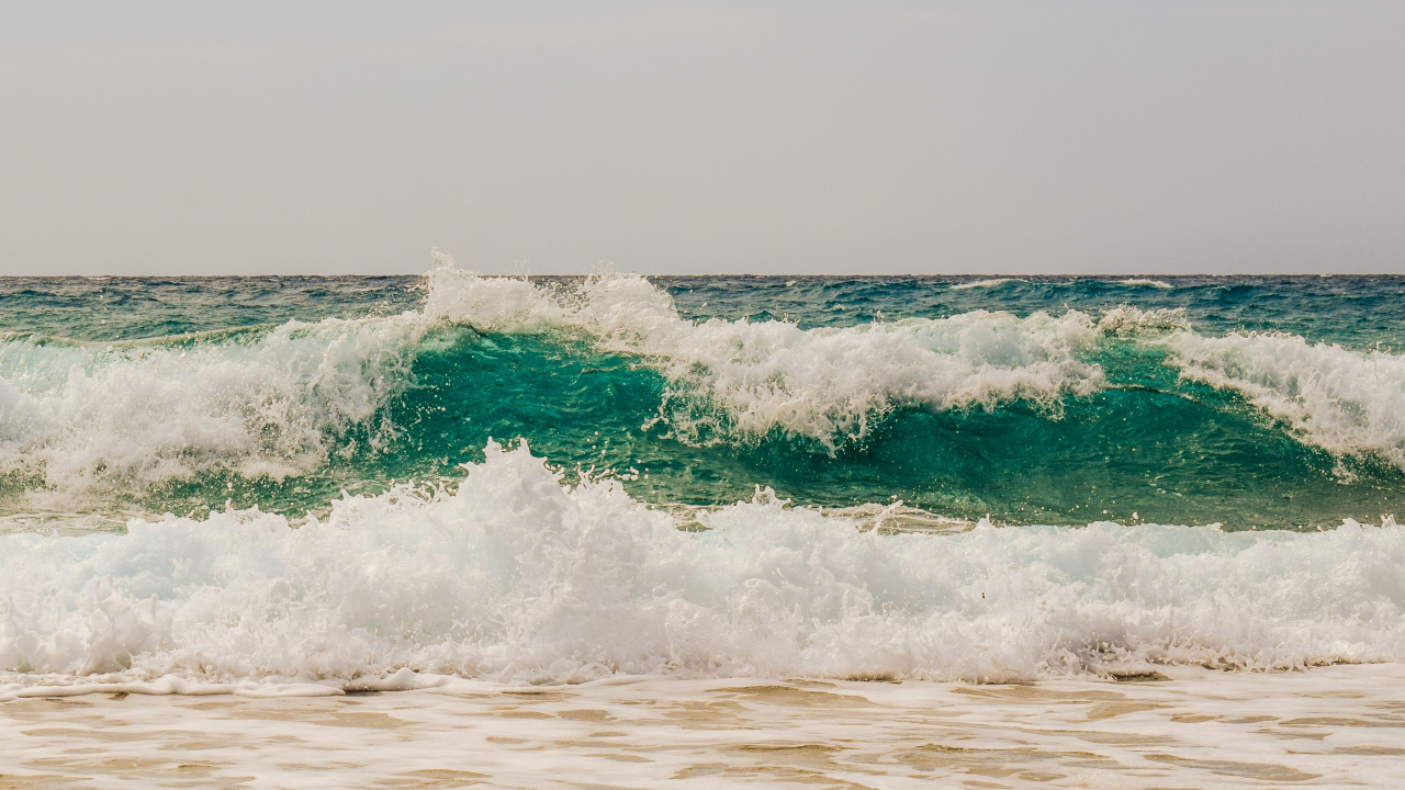 Ocean Waves Crashing on Shore During Daytime. Wallpaper in 1280x720 Resolution