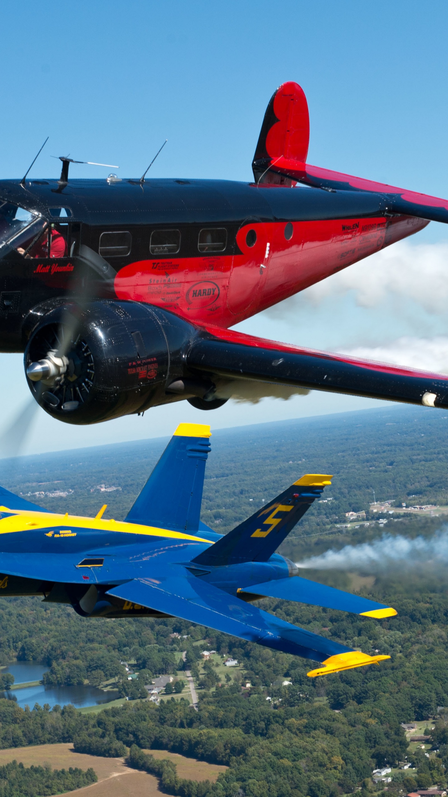 Avión a Reacción Azul y Rojo en el Aire Durante el Día. Wallpaper in 1440x2560 Resolution