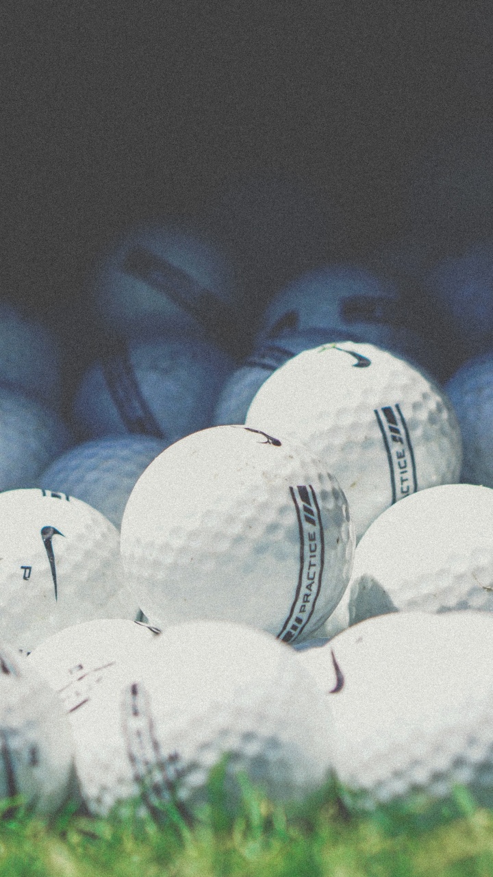 Balles de Golf Blanches Dans un Contenant Noir. Wallpaper in 720x1280 Resolution