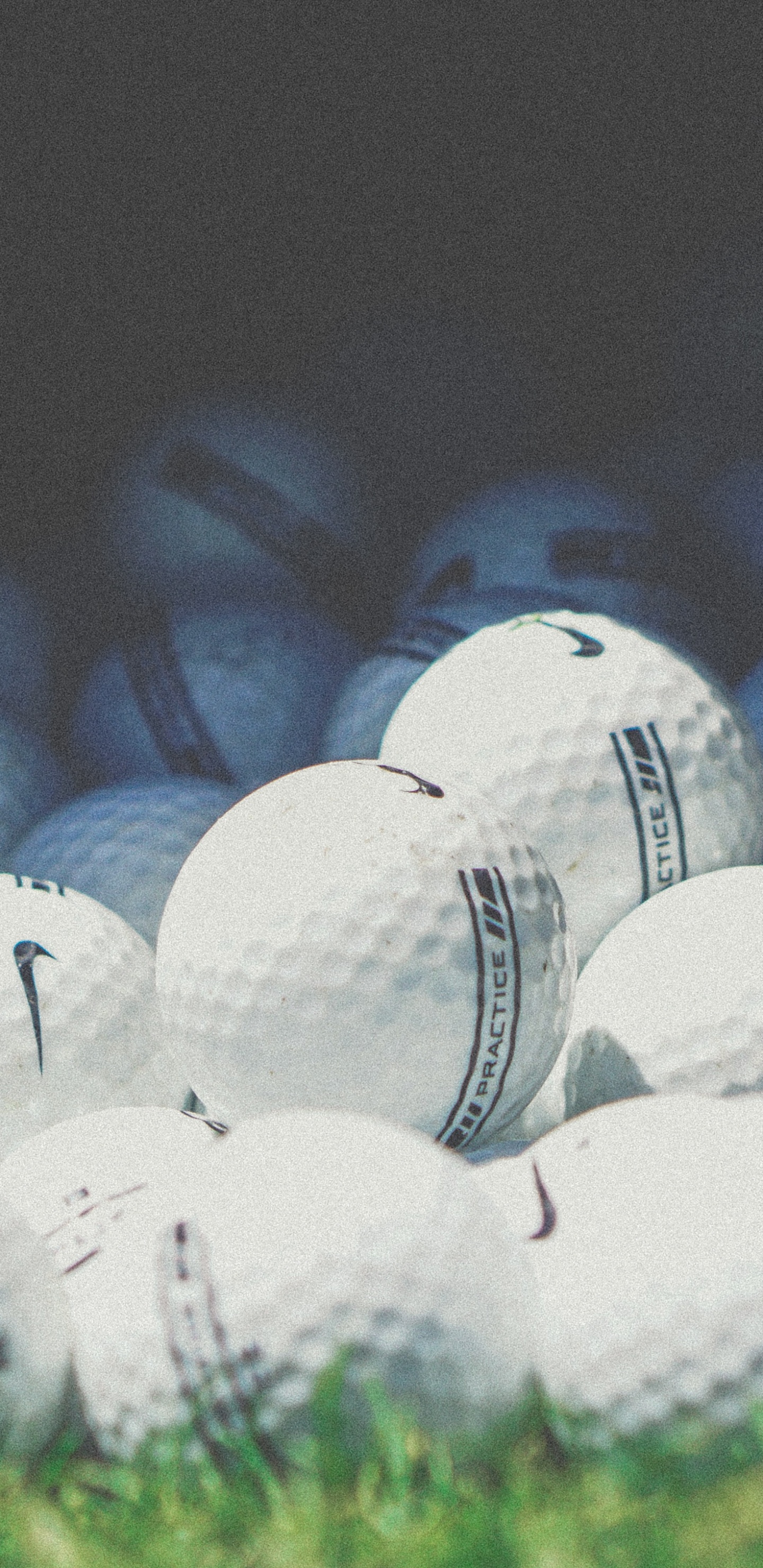 Weiße Golfbälle im Schwarzen Behälter. Wallpaper in 1440x2960 Resolution