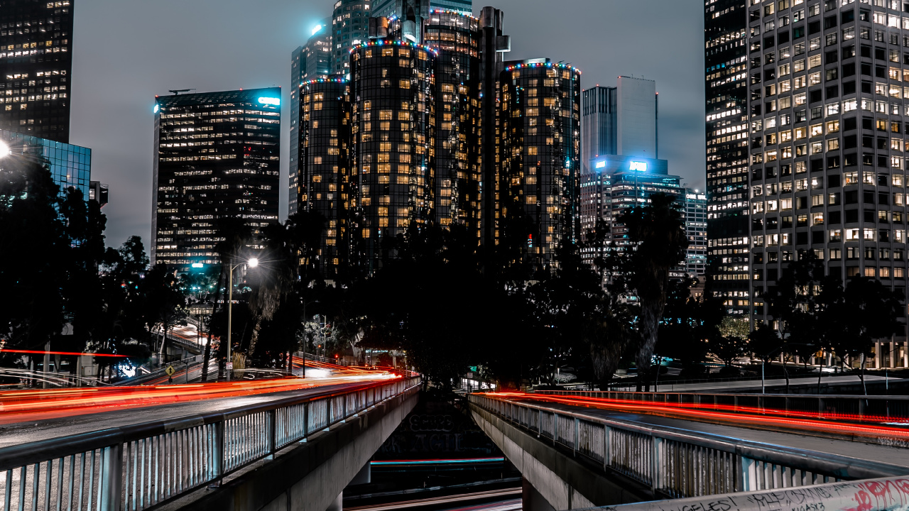 Stadtgebäude Während Der Nacht. Wallpaper in 1280x720 Resolution