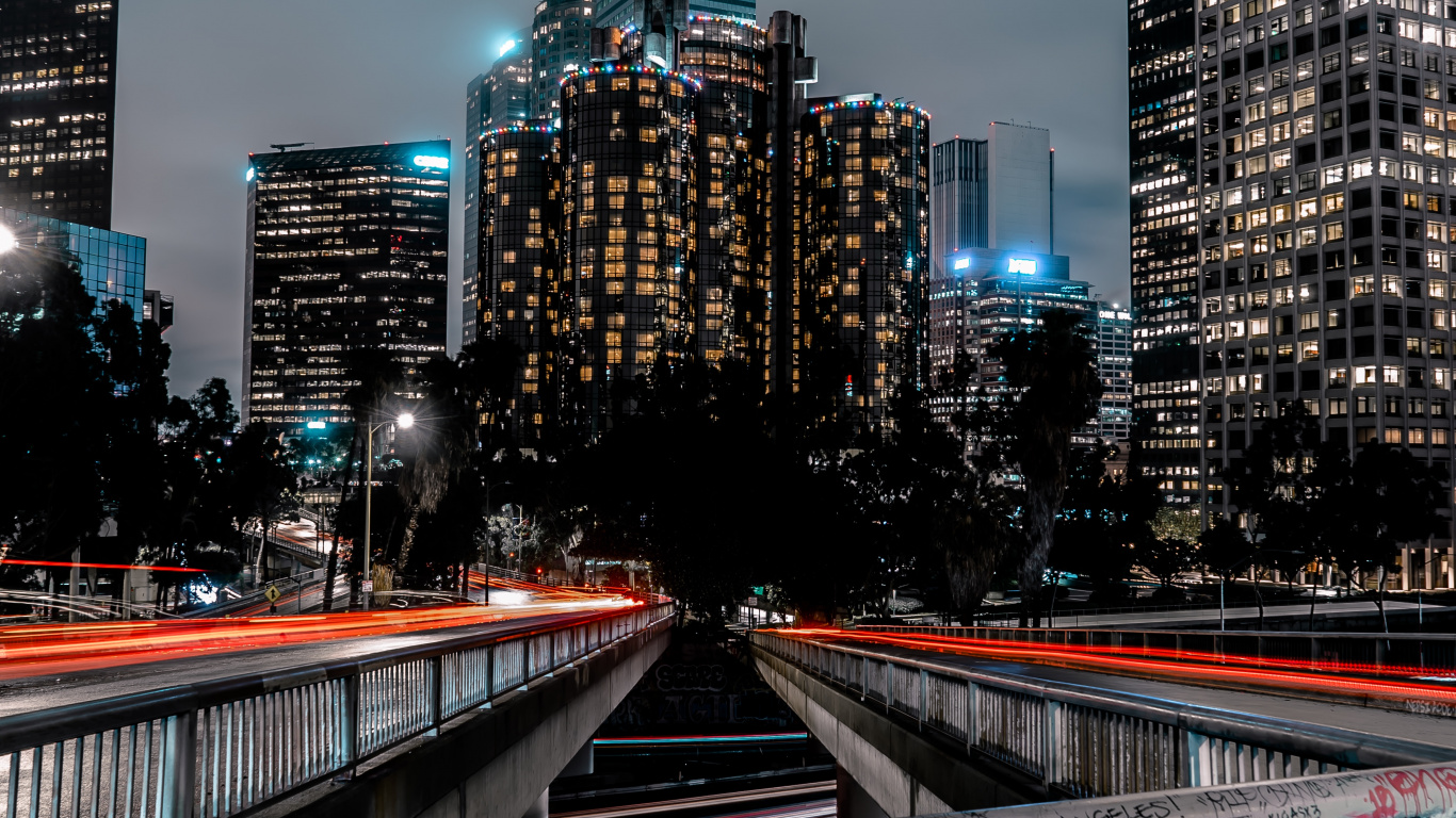 Edificios de la Ciudad Durante la Noche.. Wallpaper in 1366x768 Resolution