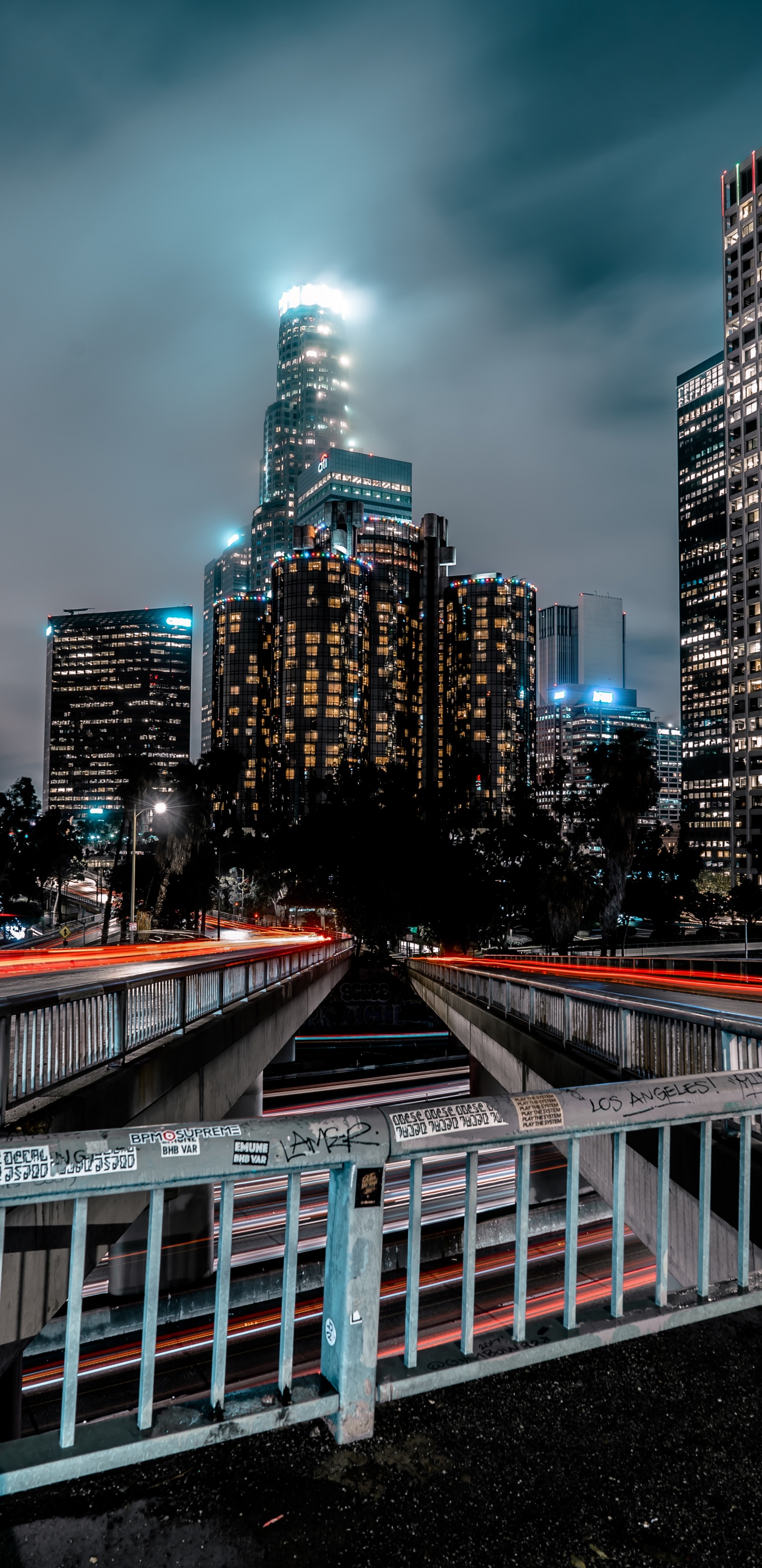 Bâtiments de la Ville Pendant la Nuit. Wallpaper in 1440x2960 Resolution