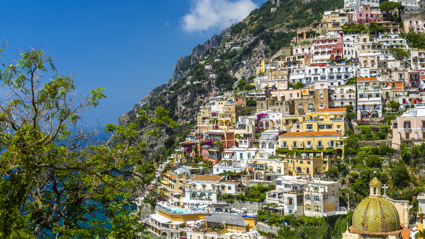 Maisons Sur la Montagne Pendant la Journée. Wallpaper in 1366x768 Resolution