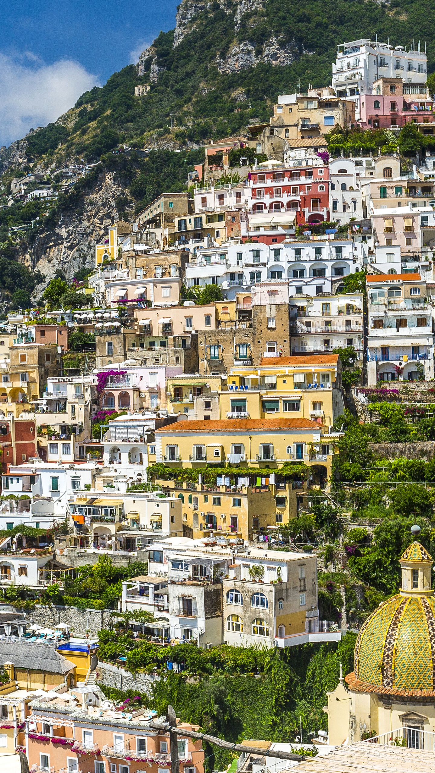 Maisons Sur la Montagne Pendant la Journée. Wallpaper in 1440x2560 Resolution
