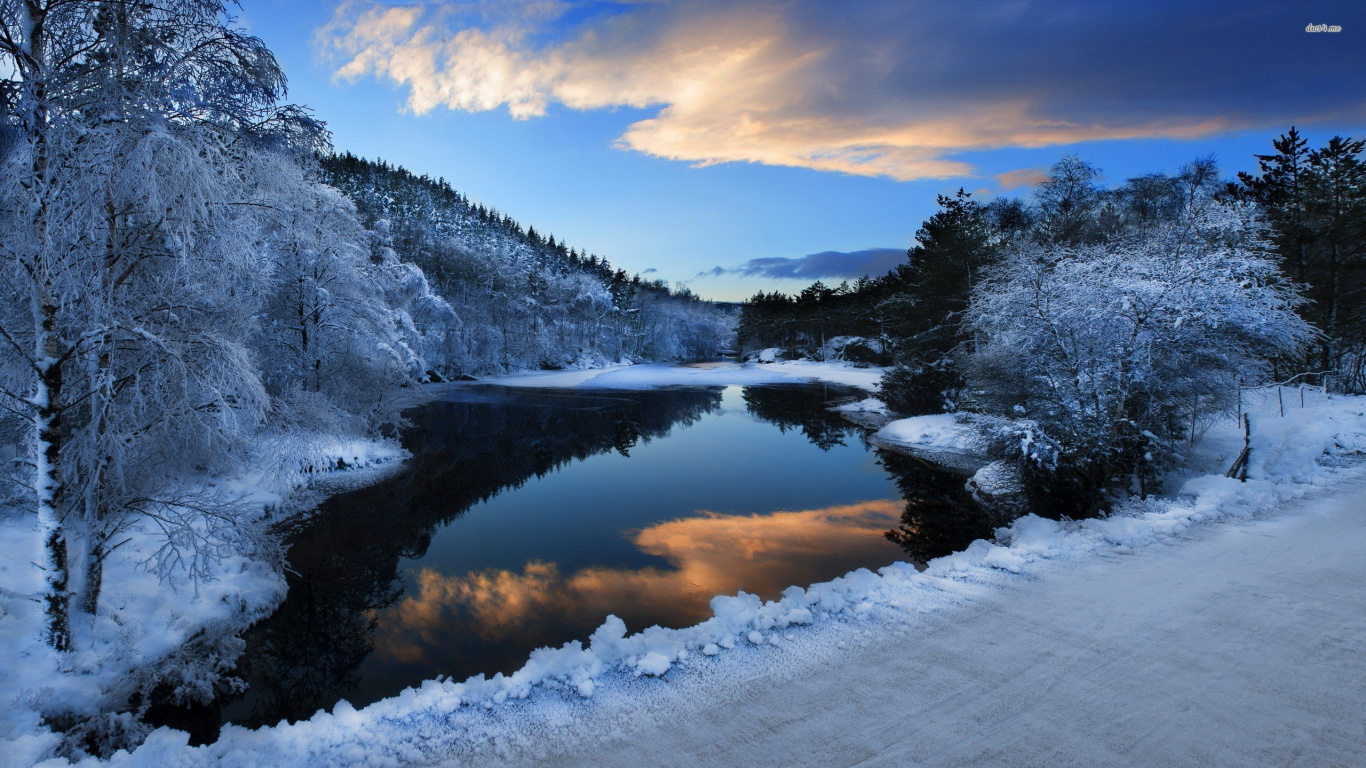 Schneebedeckter Berg in Der Nähe Des Sees Unter Blauem Himmel Tagsüber. Wallpaper in 1366x768 Resolution