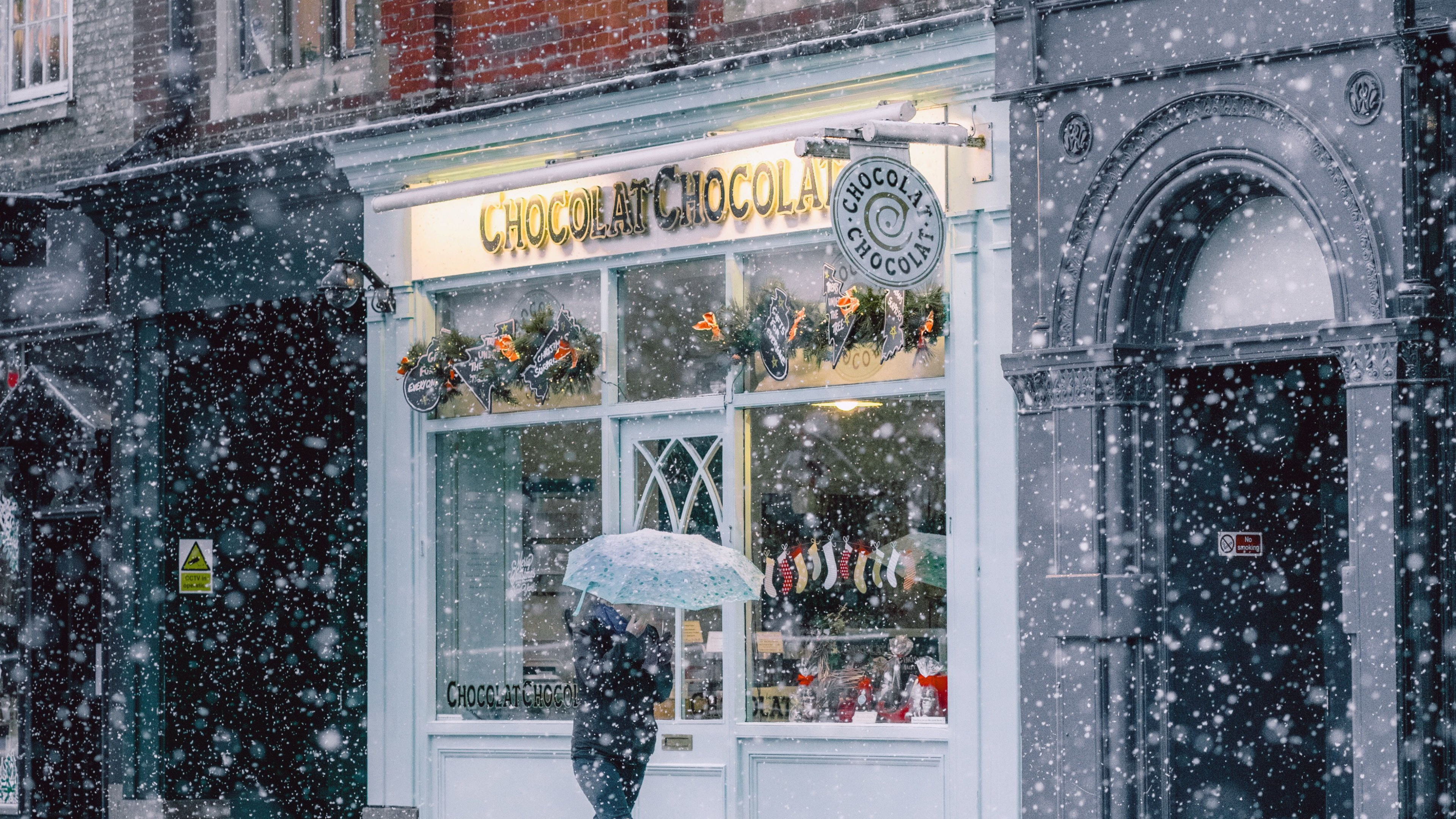 Personne en Veste Noire et Pantalon Noir Marchant Sur le Trottoir Pendant la Journée. Wallpaper in 3840x2160 Resolution