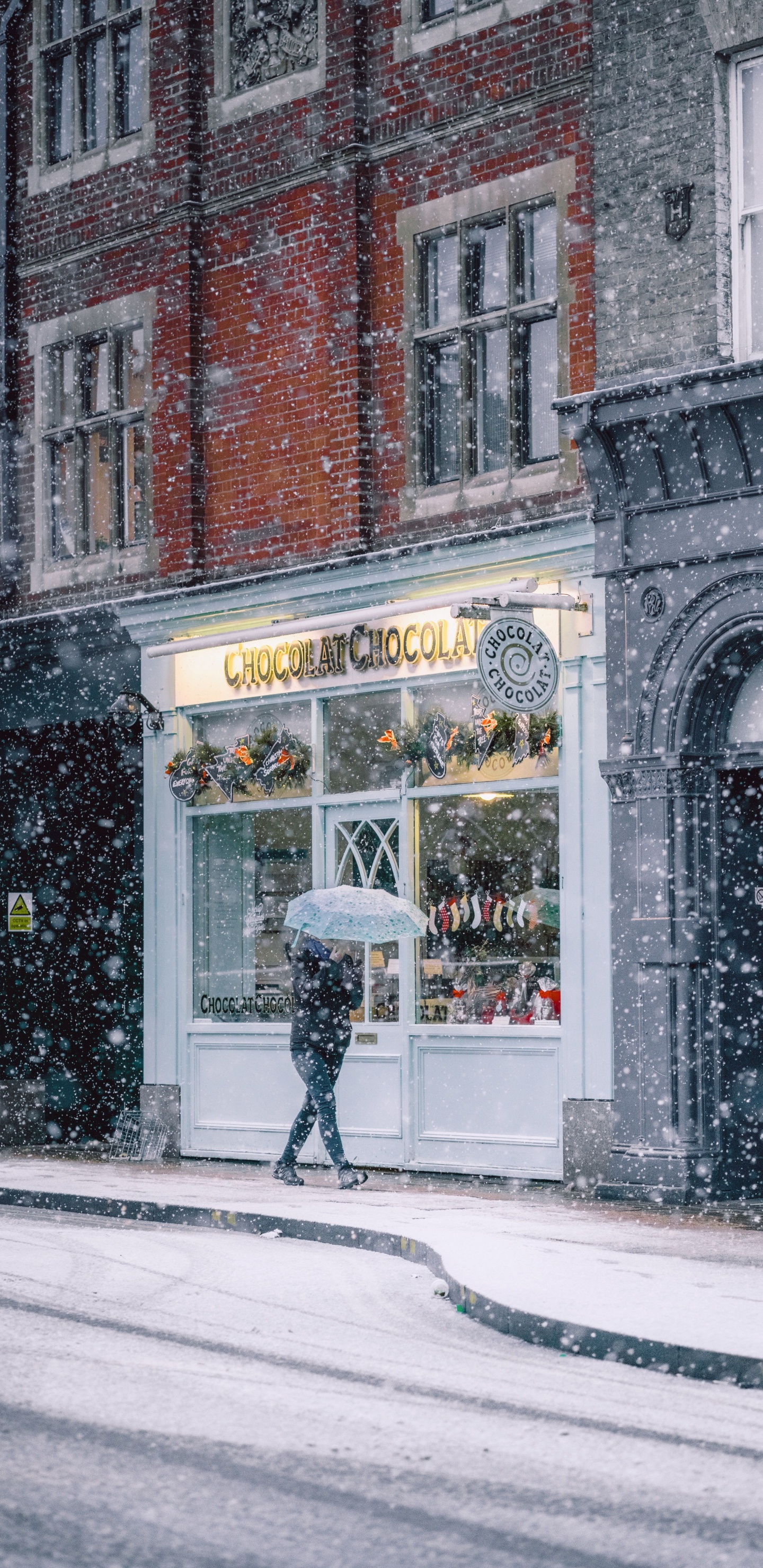 Person in Schwarzer Jacke Und Schwarzer Hose, Die Tagsüber Auf Dem Bürgersteig Geht. Wallpaper in 1440x2960 Resolution