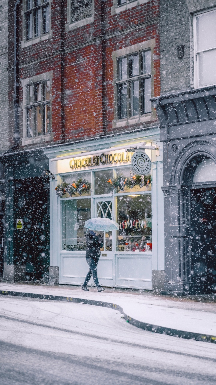 Person in Schwarzer Jacke Und Schwarzer Hose, Die Tagsüber Auf Dem Bürgersteig Geht. Wallpaper in 720x1280 Resolution