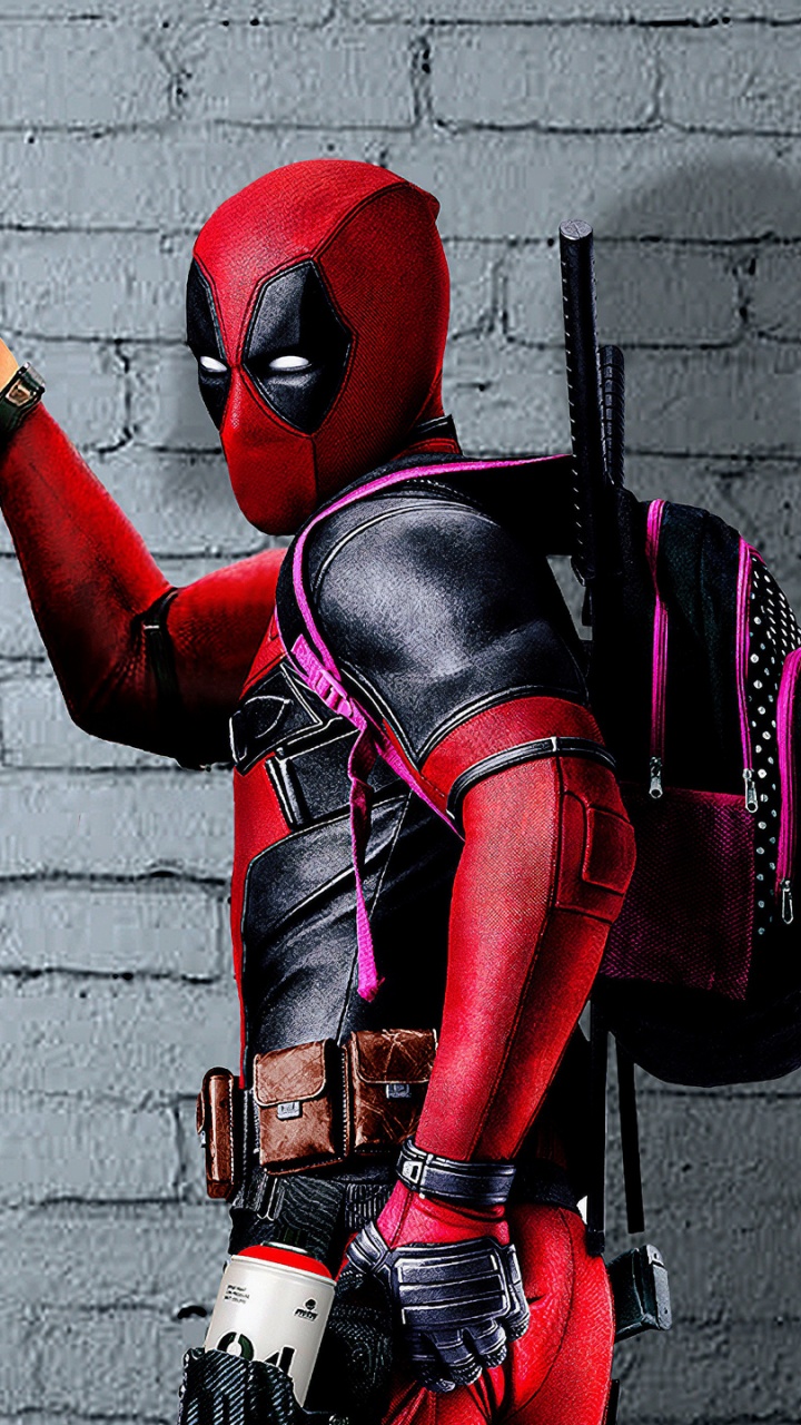 Frau in Rot-schwarzem Langarmhemd Mit Weißem Keramikbecher. Wallpaper in 720x1280 Resolution