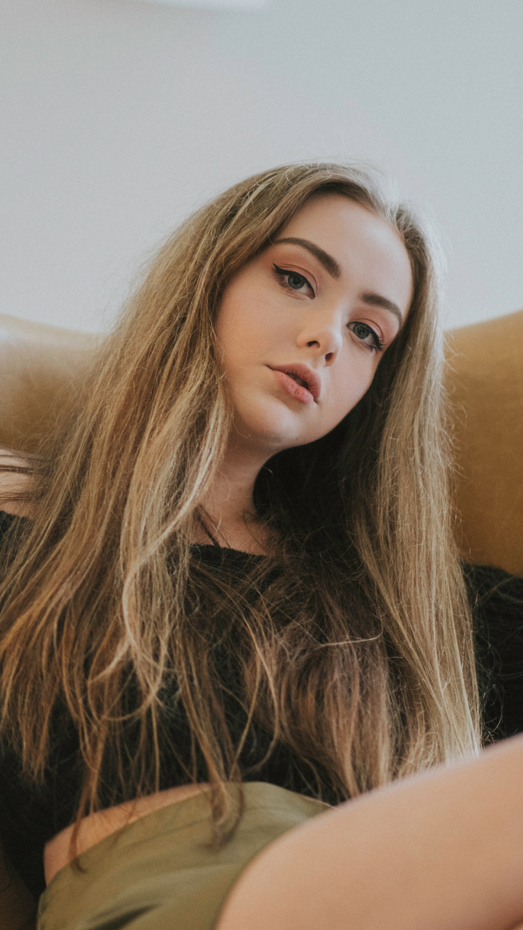 腿, 皮肤, 人腿, 坐, 金发碧眼的 壁纸 750x1334 允许