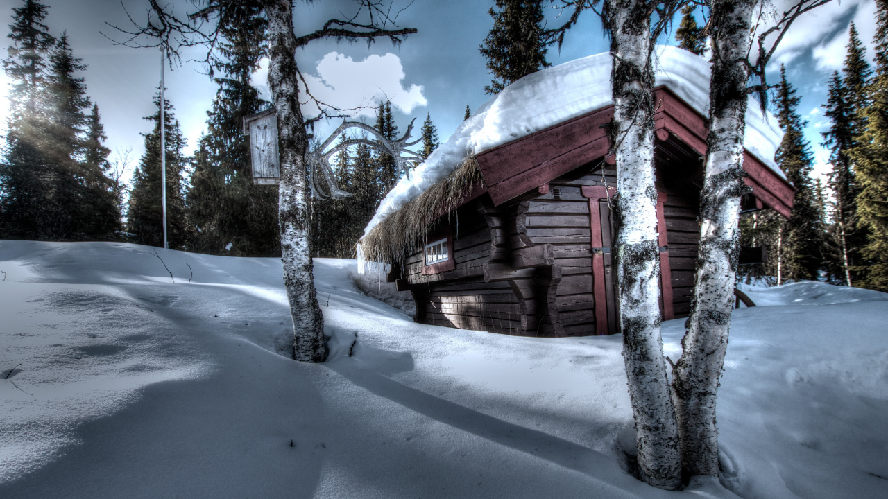 Braunes Holzhaus Tagsüber Mit Schnee Bedeckt. Wallpaper in 1280x720 Resolution