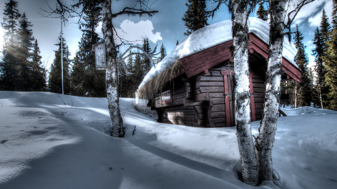 Braunes Holzhaus Tagsüber Mit Schnee Bedeckt. Wallpaper in 1366x768 Resolution