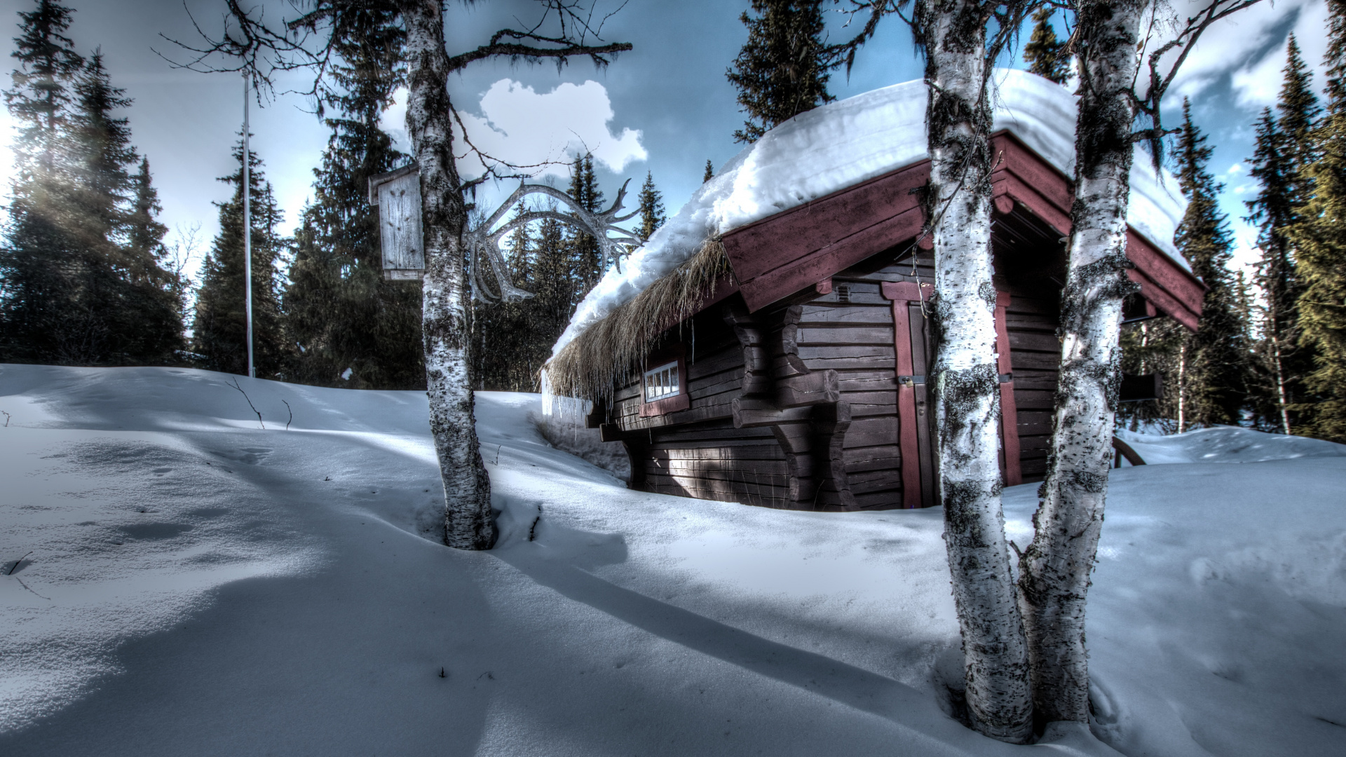 Braunes Holzhaus Tagsüber Mit Schnee Bedeckt. Wallpaper in 1920x1080 Resolution