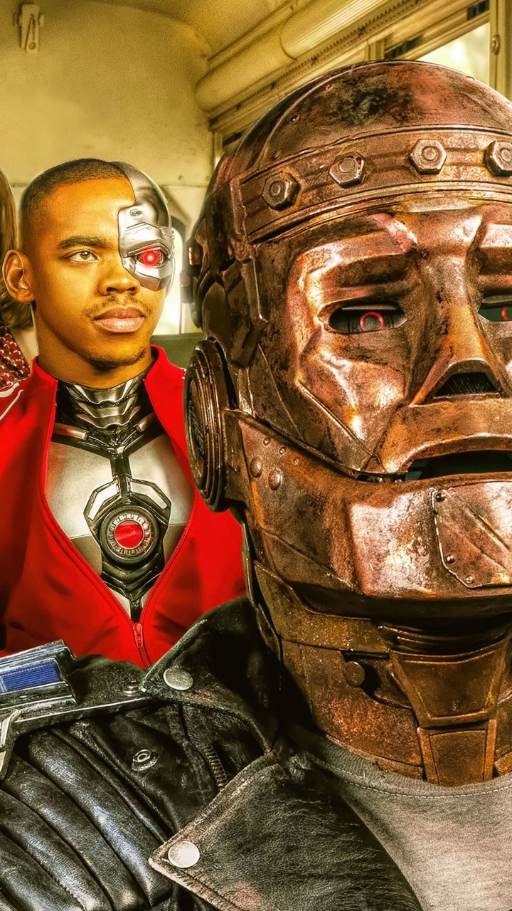 2 Männer Und Frau Sitzen Auf Schwarzem Ledersofa. Wallpaper in 720x1280 Resolution