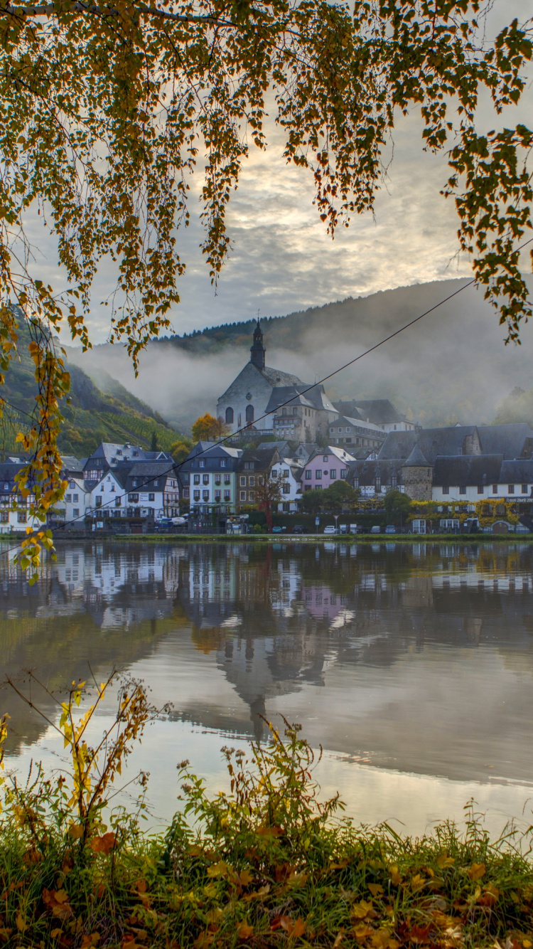 Cuerpo de Agua Cerca de Árboles y Edificios Durante el Día. Wallpaper in 750x1334 Resolution