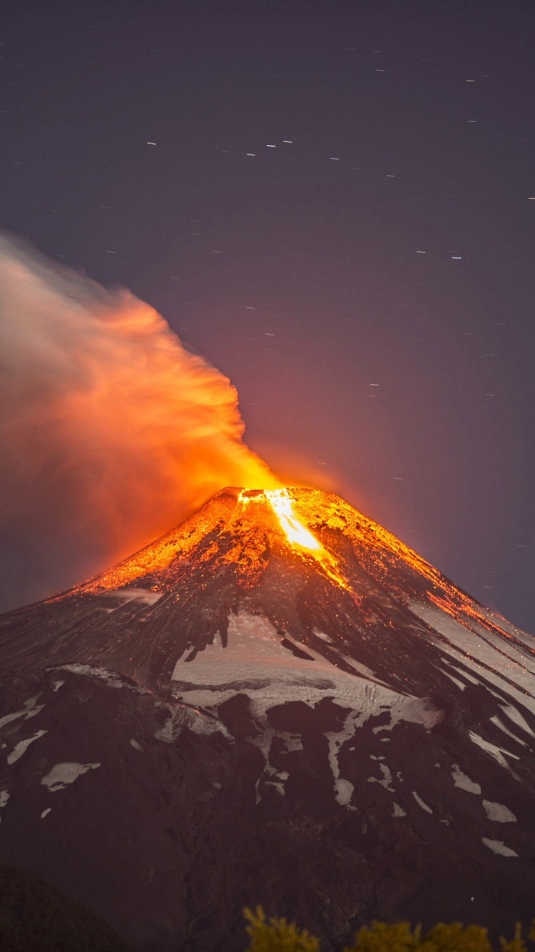 Schneebedeckter Berg Unter Sternennacht. Wallpaper in 750x1334 Resolution