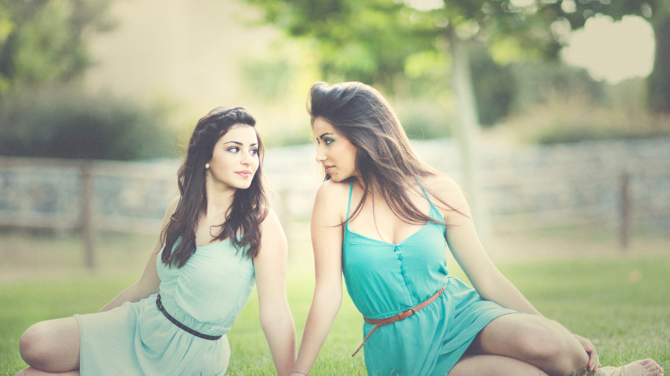 Blog, Portrait, Grass, Beauty, Friendship. Wallpaper in 1366x768 Resolution