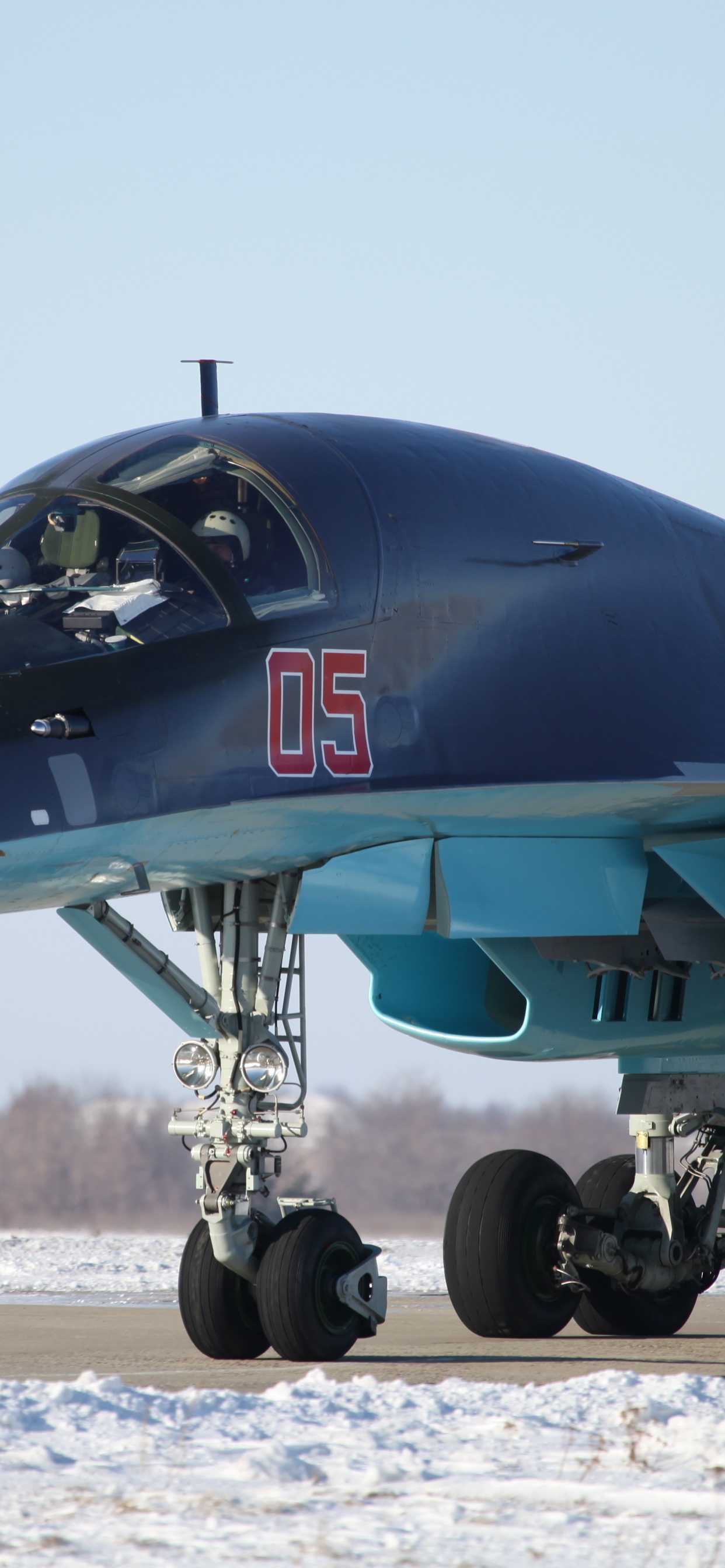 Schwarzes Düsenflugzeug Auf Grauem Sand Tagsüber. Wallpaper in 1242x2688 Resolution