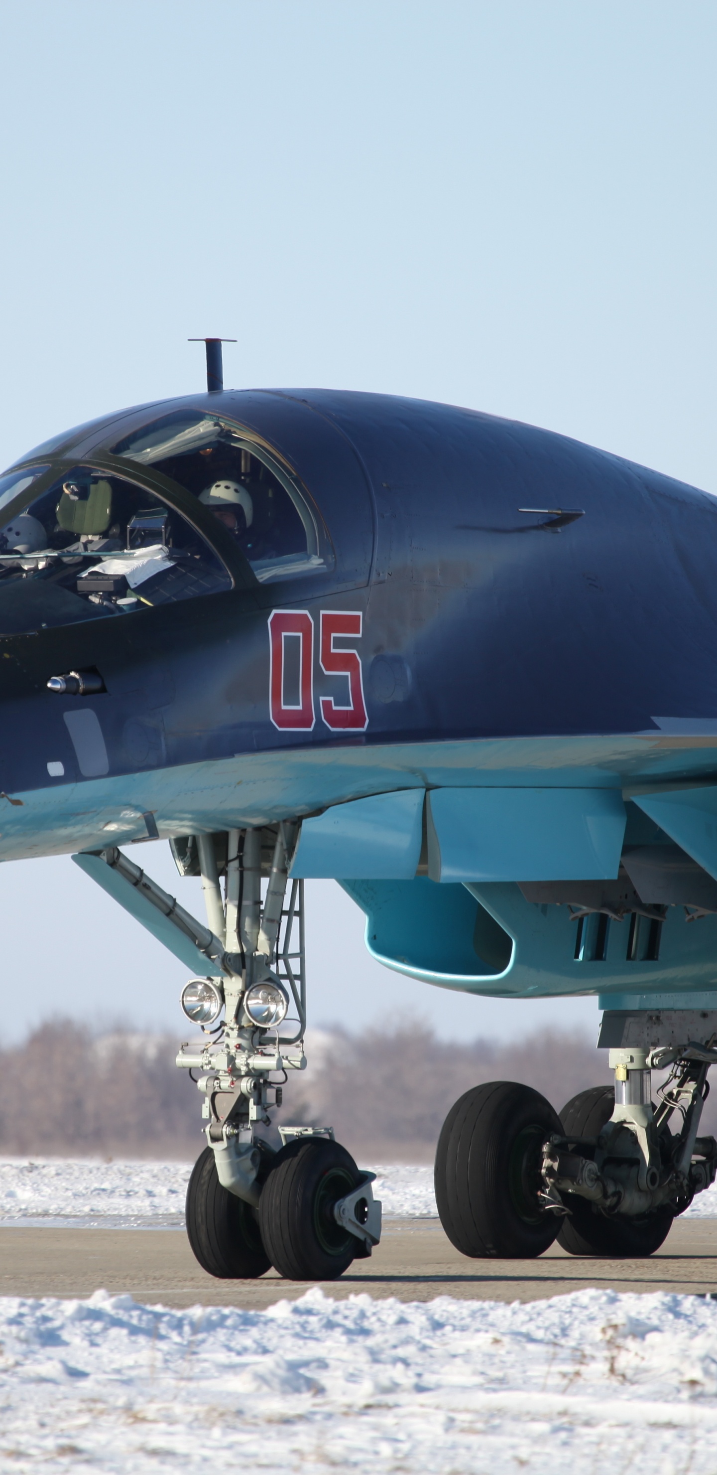 Schwarzes Düsenflugzeug Auf Grauem Sand Tagsüber. Wallpaper in 1440x2960 Resolution