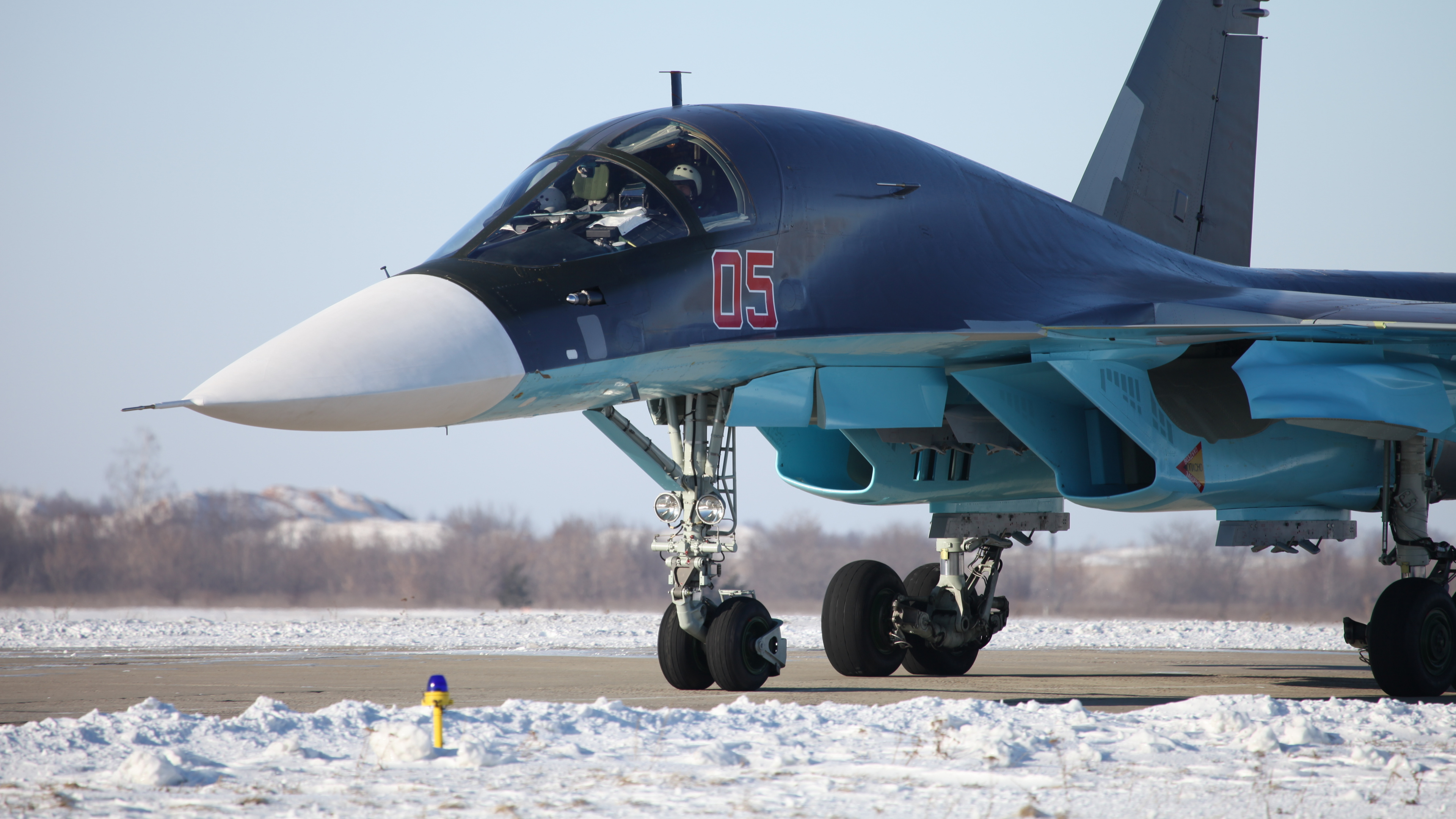 Schwarzes Düsenflugzeug Auf Grauem Sand Tagsüber. Wallpaper in 3840x2160 Resolution