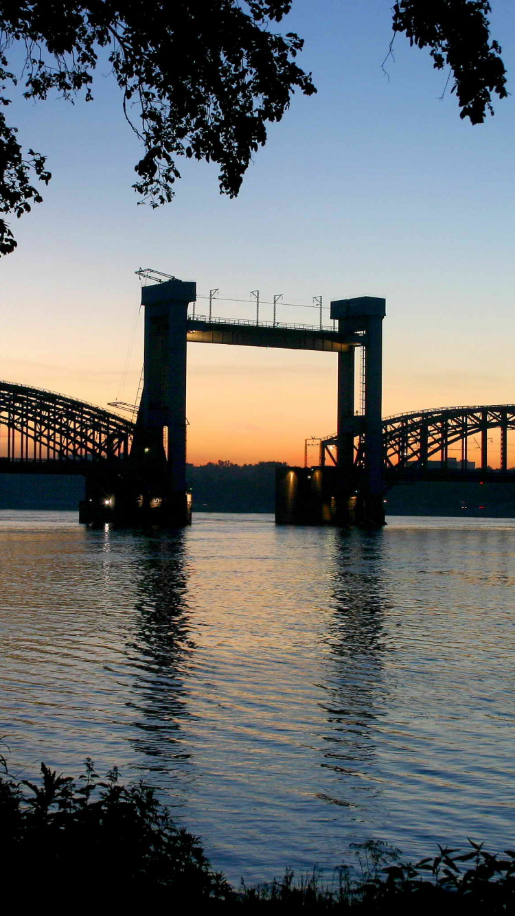 Silueta de Puente Sobre el Cuerpo de Agua Durante la Puesta de Sol. Wallpaper in 750x1334 Resolution