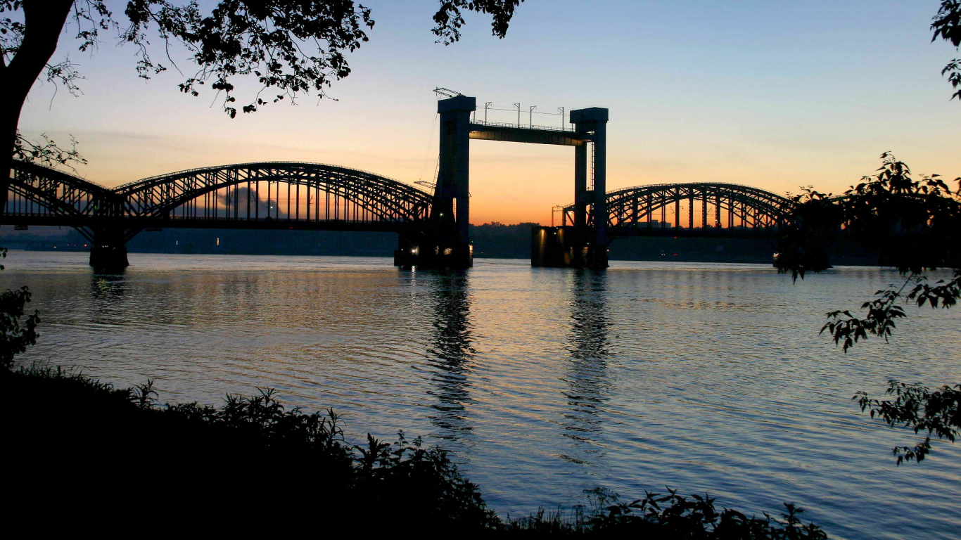 Silhouette Der Brücke Über Dem Gewässer Bei Sonnenuntergang. Wallpaper in 1366x768 Resolution