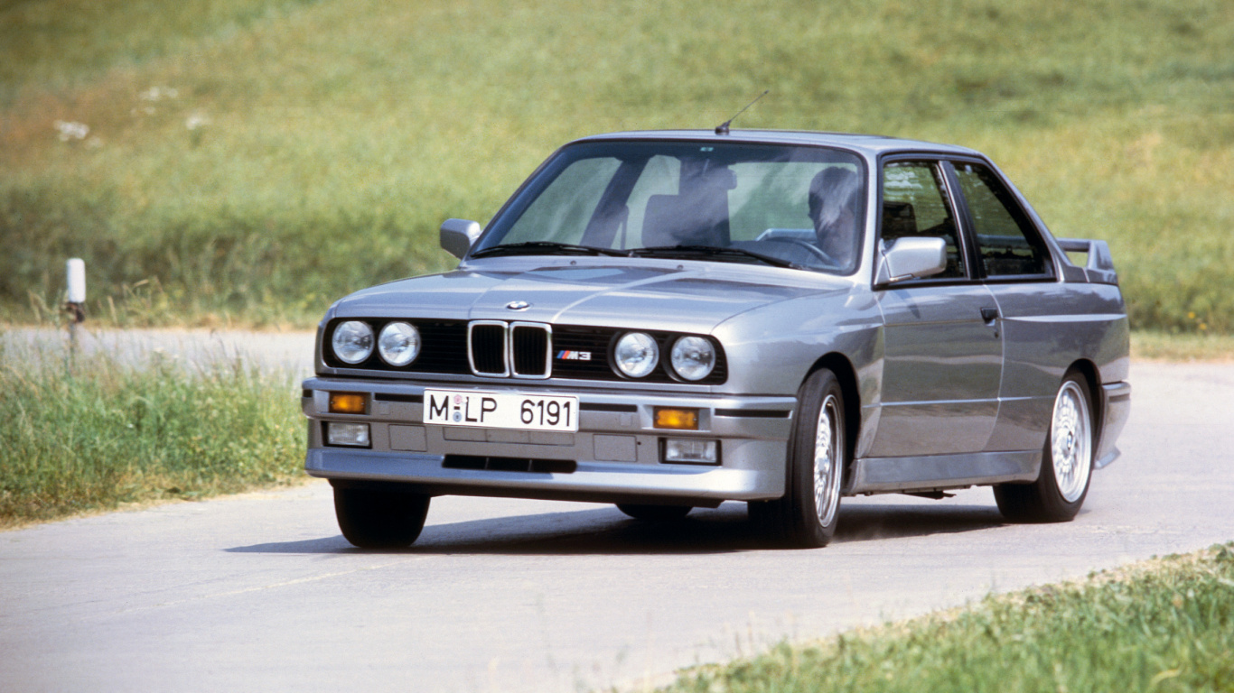 Schwarzer Bmw m 3 Tagsüber Unterwegs. Wallpaper in 1366x768 Resolution