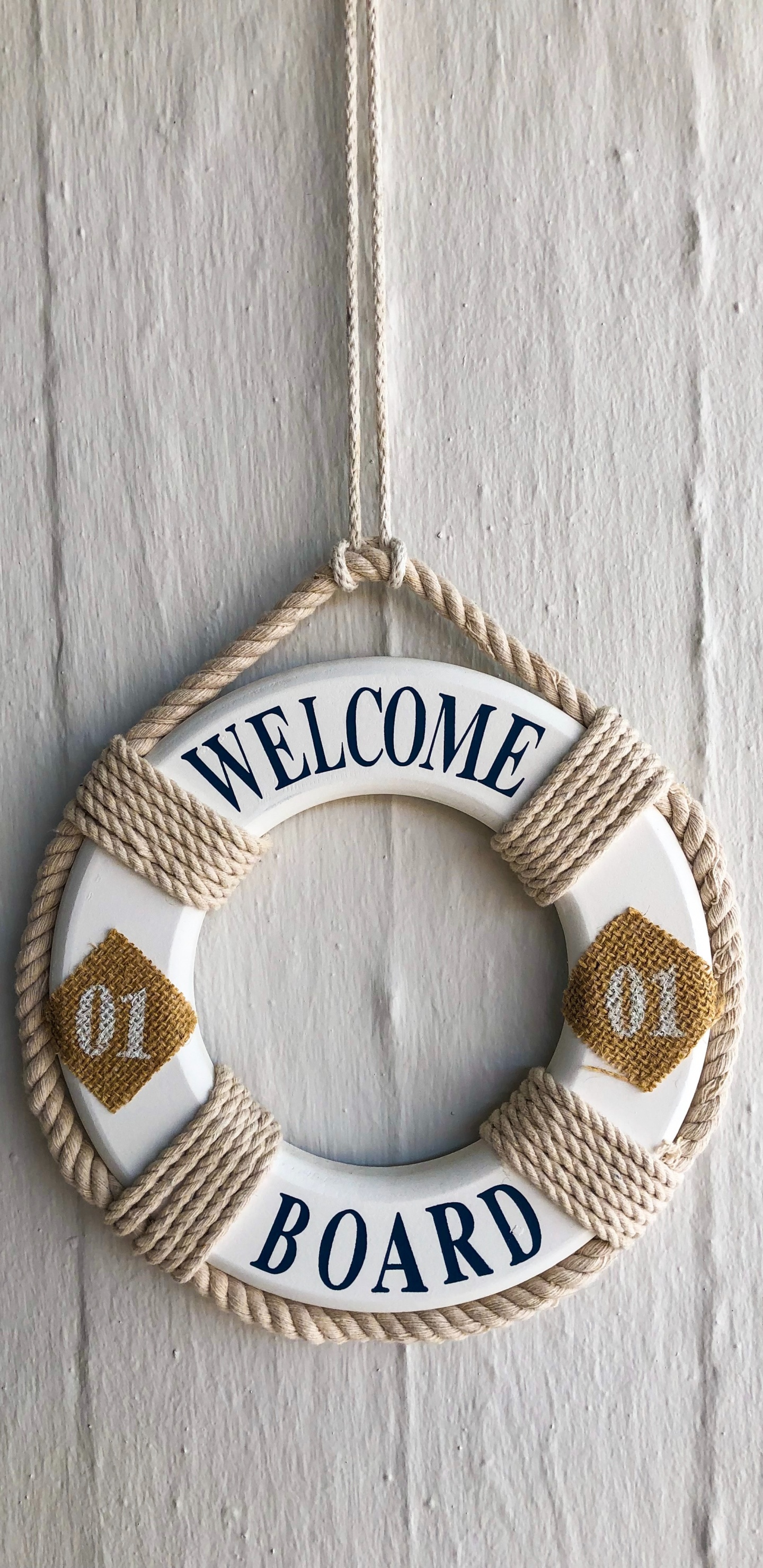 Weiße Und Braune Herzförmige Wanddekoration Aus Holz. Wallpaper in 1440x2960 Resolution