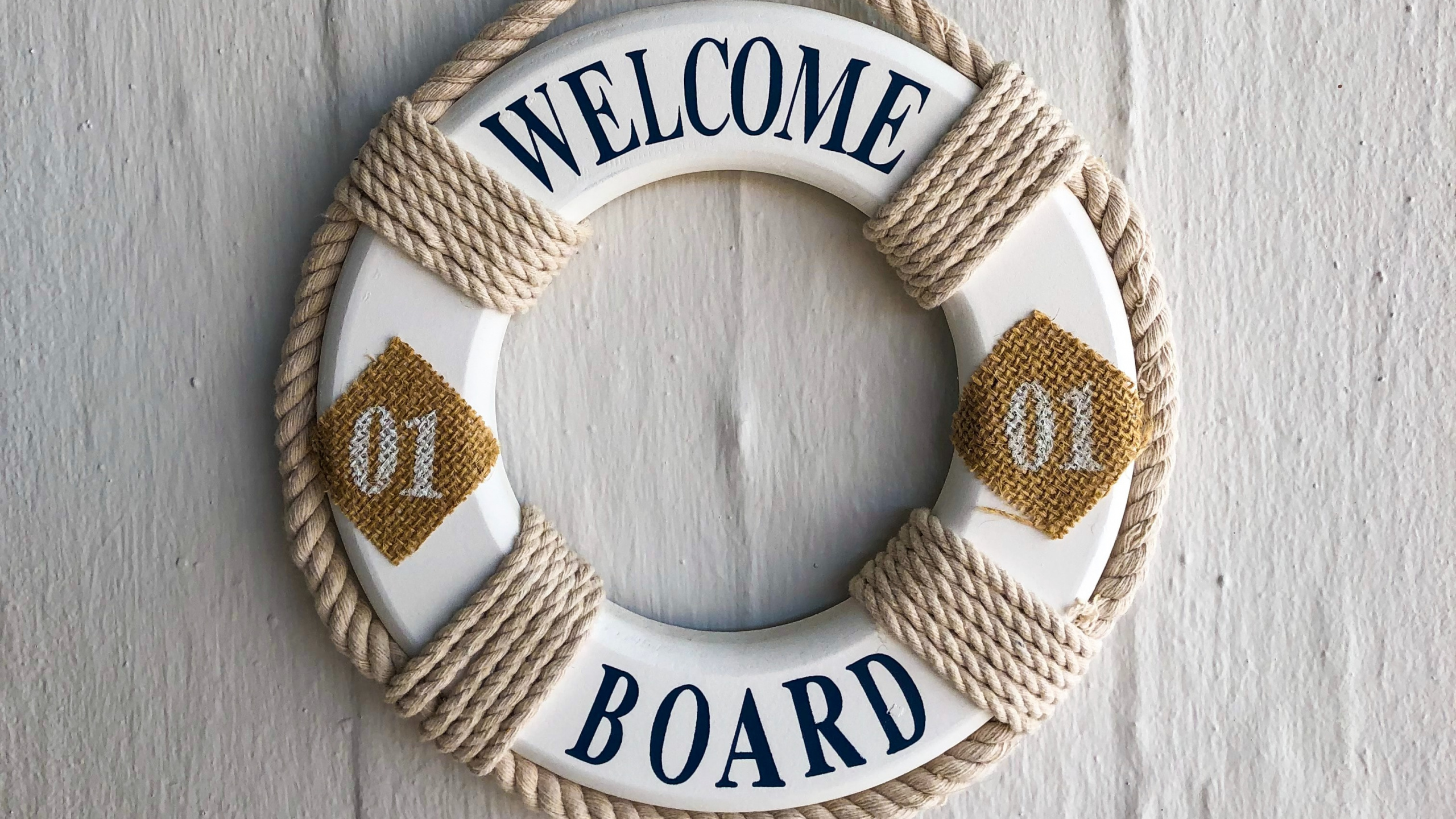 Décoration Murale en Forme de Coeur en Bois Blanc et Marron. Wallpaper in 2560x1440 Resolution