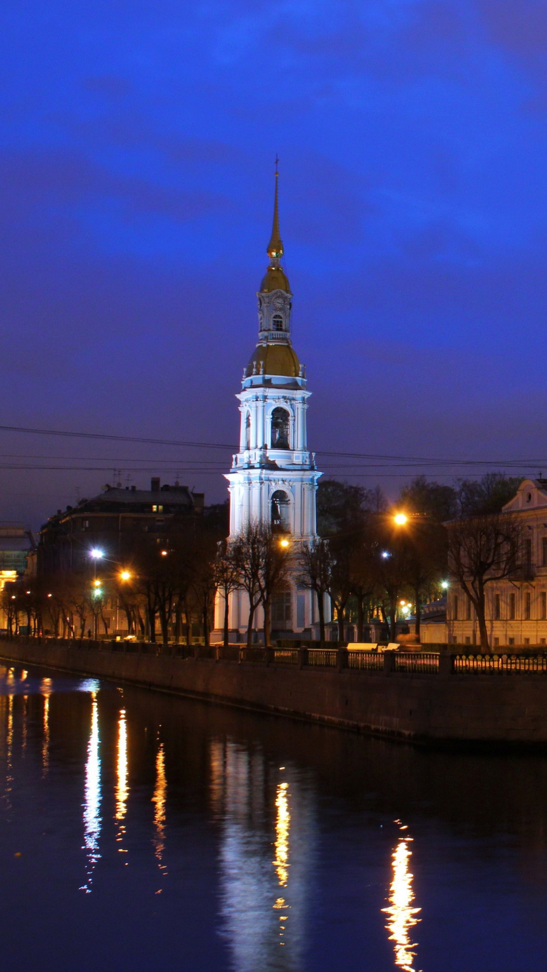 Edificio de Hormigón Blanco y Marrón Cerca Del Cuerpo de Agua Durante el Día. Wallpaper in 1080x1920 Resolution