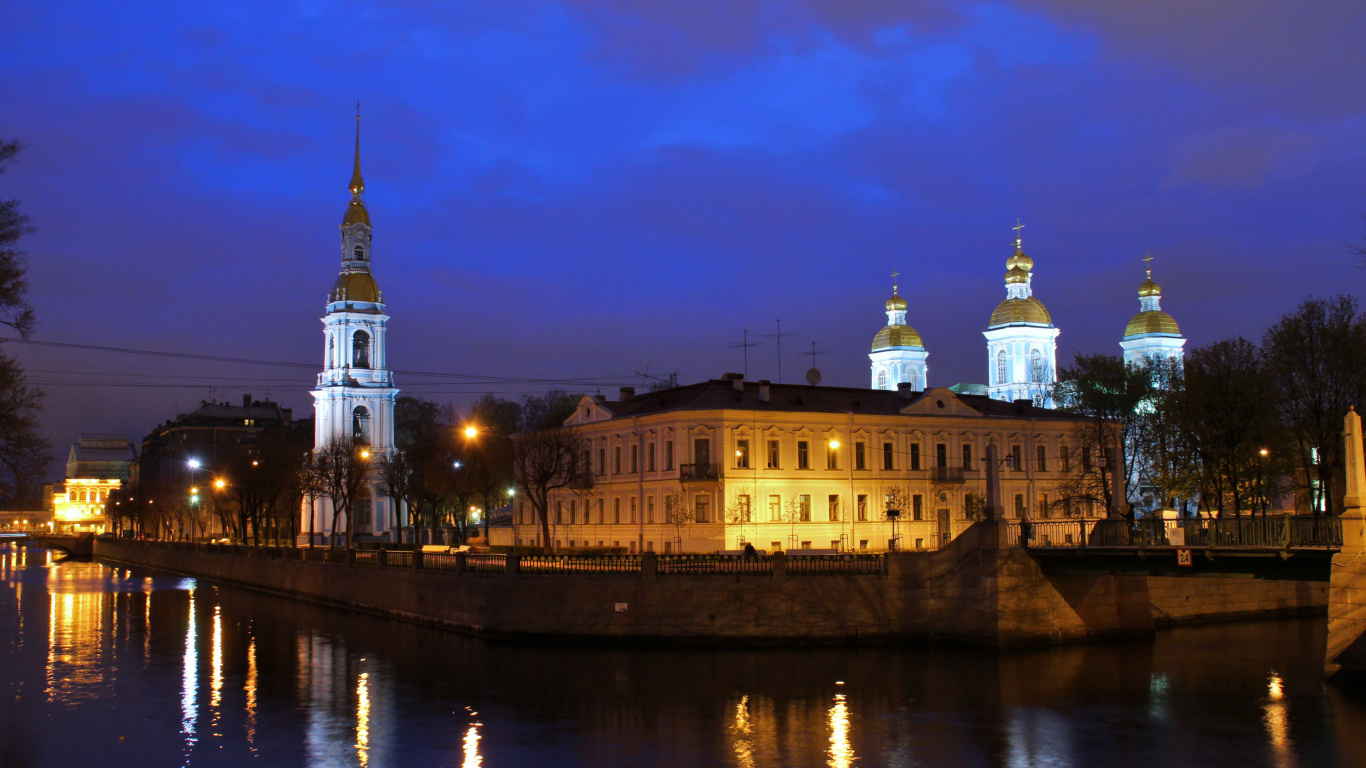 Bâtiment en Béton Blanc et Marron Près D'un Plan D'eau Pendant la Journée. Wallpaper in 1366x768 Resolution