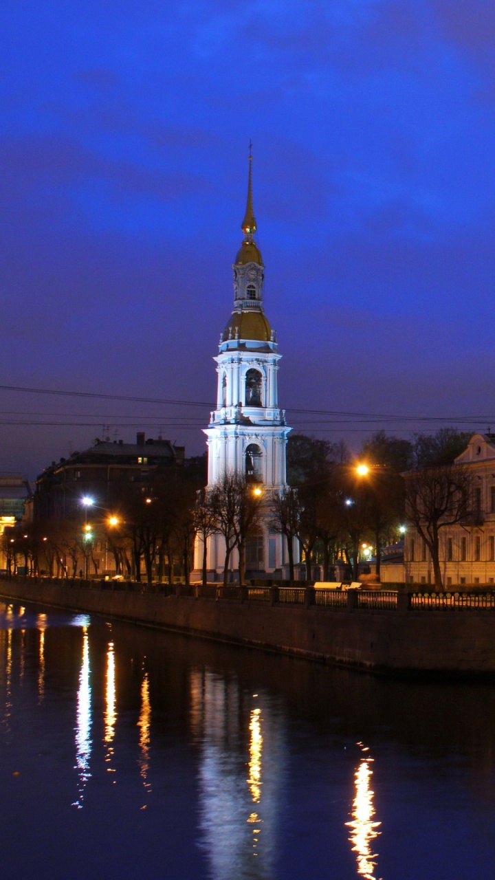 Bâtiment en Béton Blanc et Marron Près D'un Plan D'eau Pendant la Journée. Wallpaper in 720x1280 Resolution