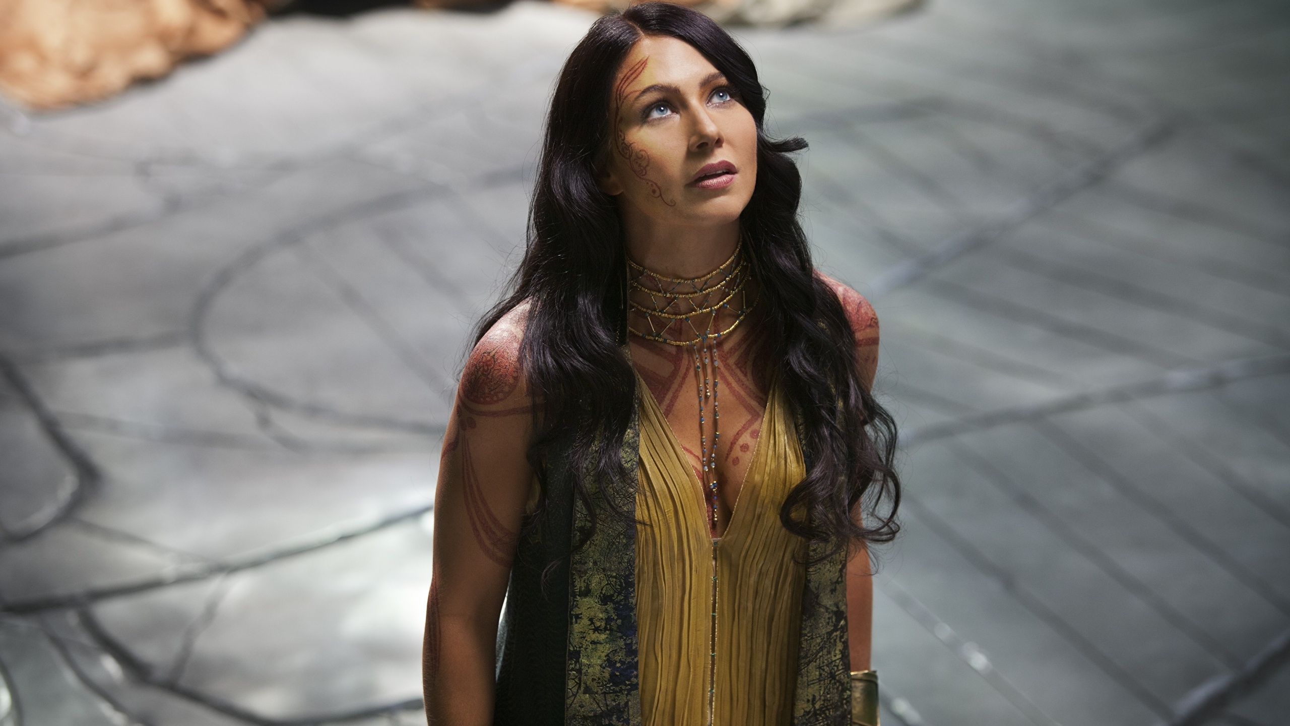 Frau im Schwarz-goldenen Ärmellosen Kleid. Wallpaper in 2560x1440 Resolution