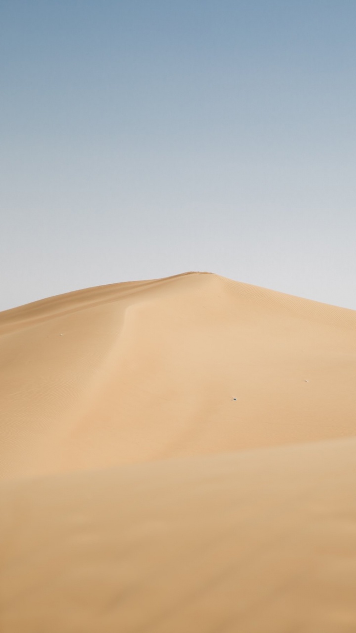 Tagsüber Brauner Sand Unter Blauem Himmel. Wallpaper in 720x1280 Resolution