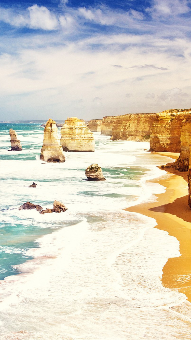 Gente en la Playa Durante el Día.. Wallpaper in 750x1334 Resolution