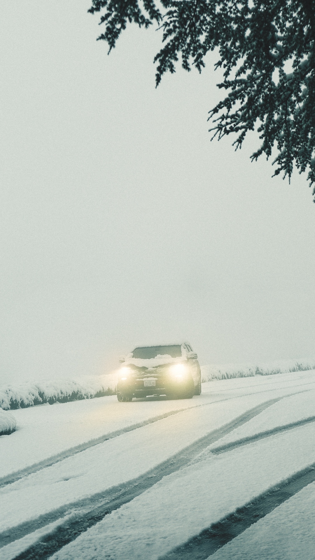 Carretera Cubierta de Nieve Durante el Día.. Wallpaper in 1080x1920 Resolution