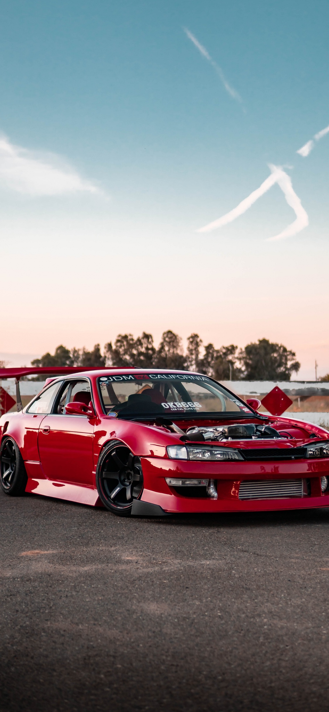 Roter Chevrolet Camaro Tagsüber Unterwegs. Wallpaper in 1125x2436 Resolution