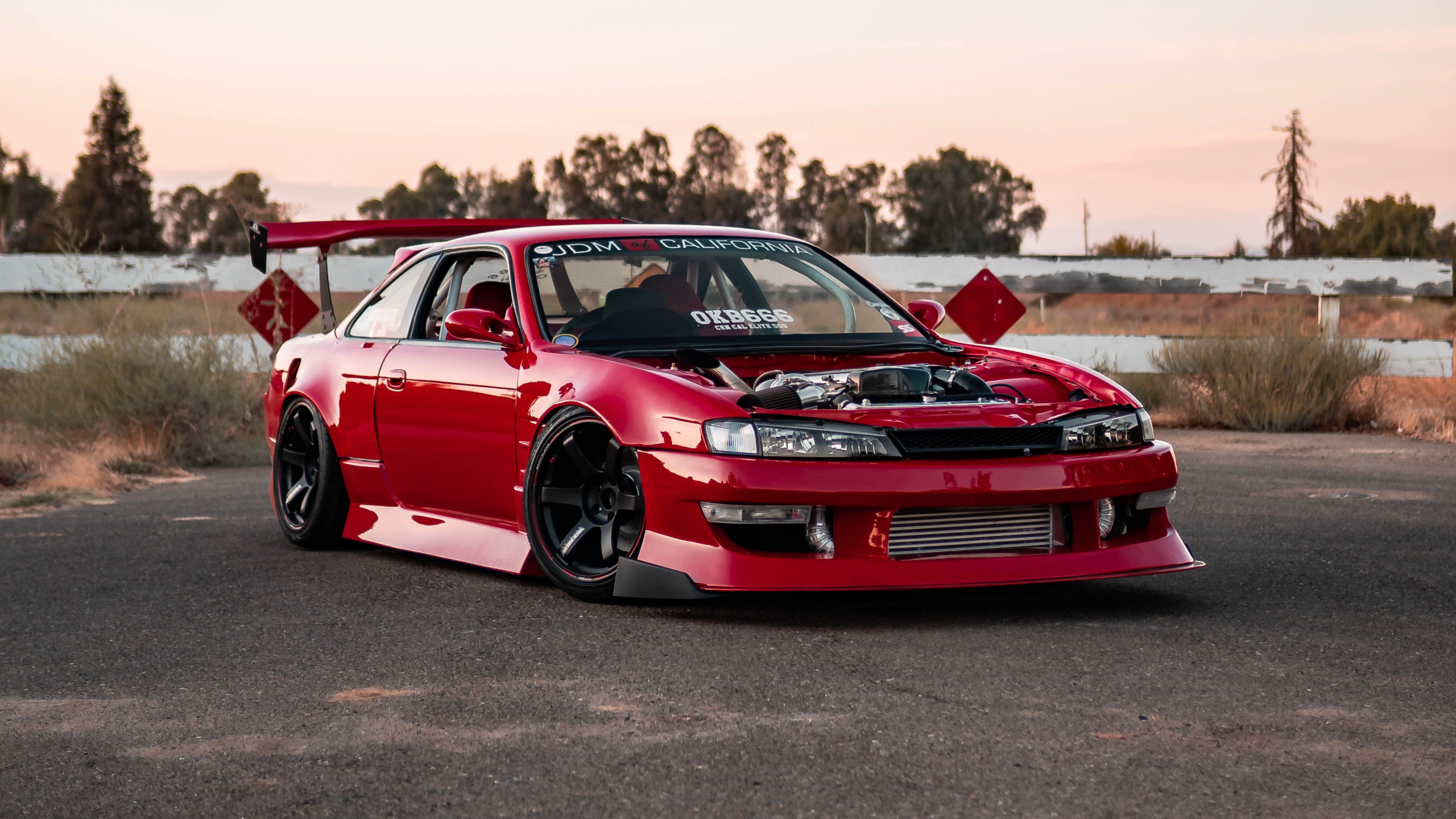 Roter Chevrolet Camaro Tagsüber Unterwegs. Wallpaper in 2560x1440 Resolution