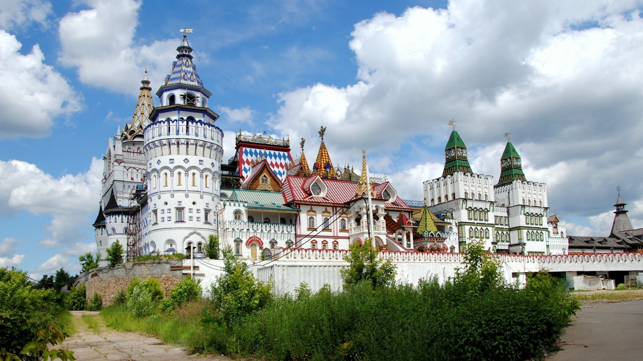 Edificio de Hormigón Blanco y Verde Bajo un Cielo Nublado Durante el Día. Wallpaper in 1280x720 Resolution